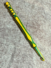 Hand carved Colorful Green  Yellow GATOR  WOOD YARN CROCHET HOOK size I