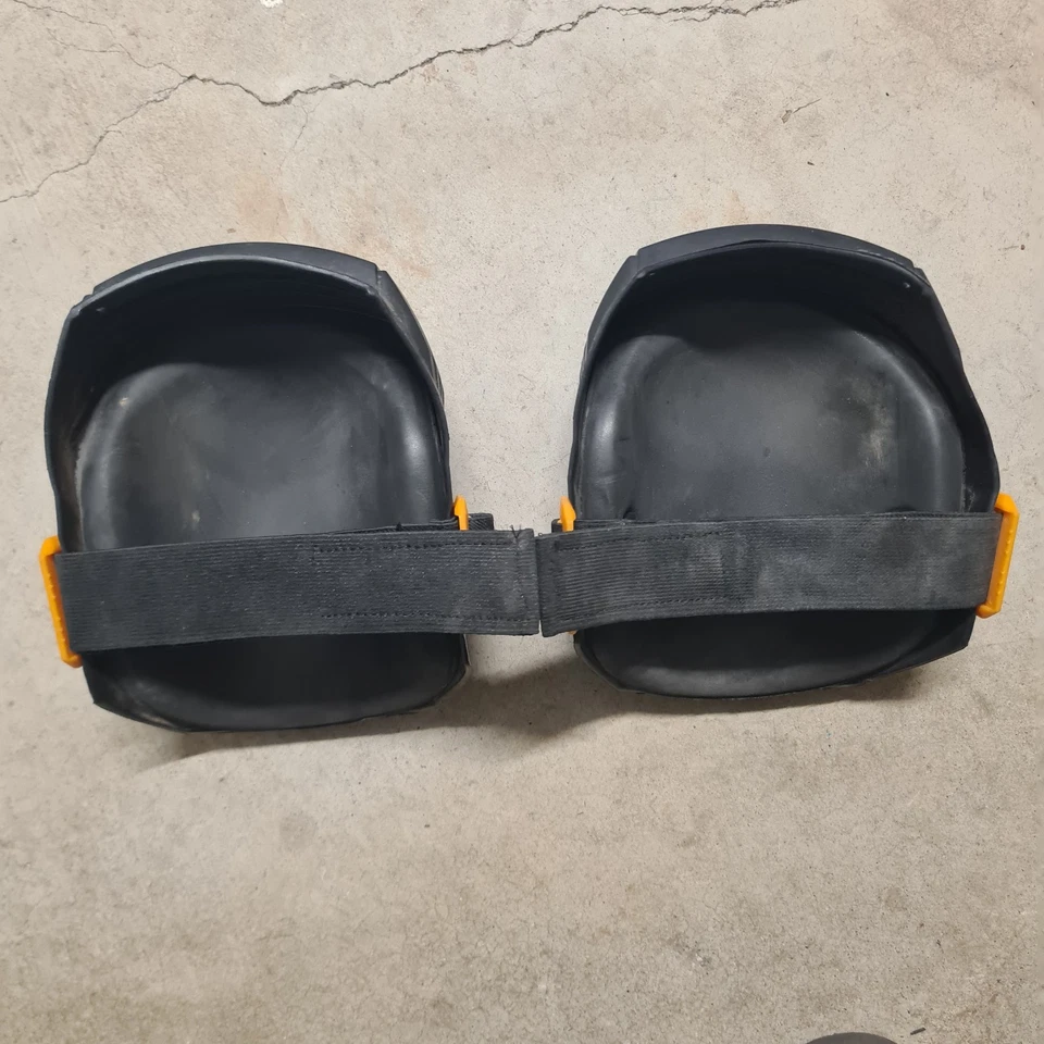 Used ToughBuilt™ Waterproof Knee Pads (2 Pack) - Image 4 of 4