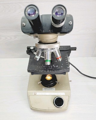 Vickers Instruments Binokular Mikroskop schaltet sich ein M1502673