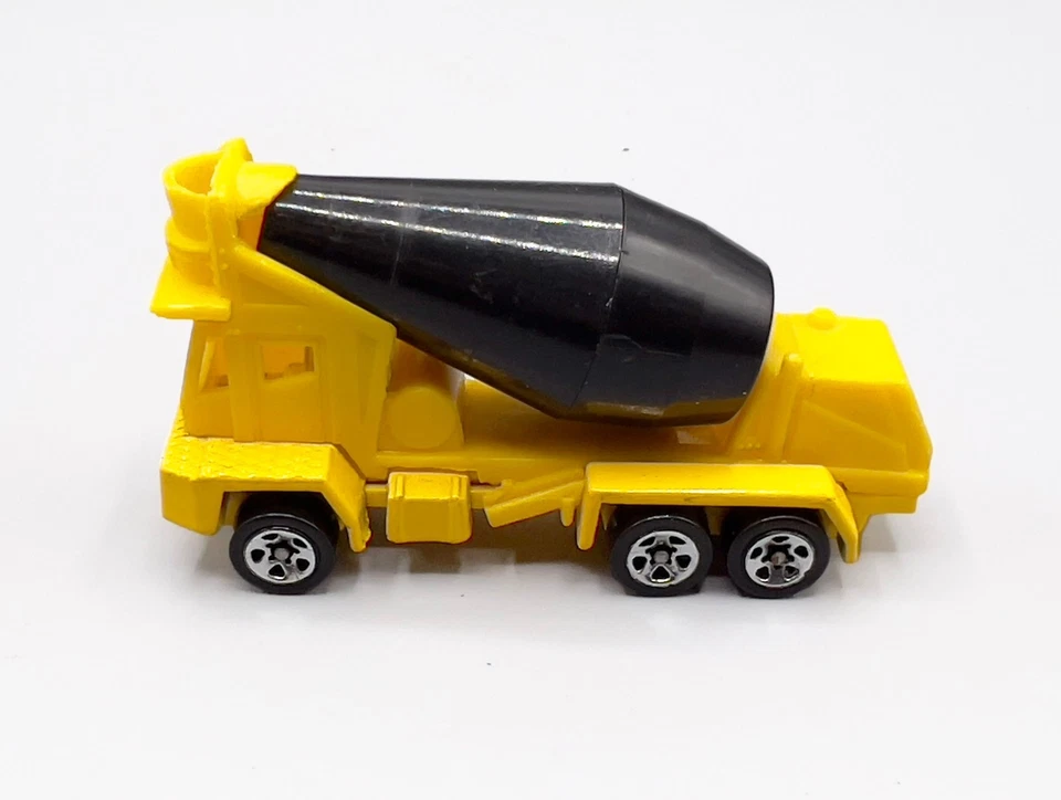 1994 Hot Wheels Yellow Oshkosh Cement Mixer Truck 80mm, Black Drum,  Bumper Logo - Image 2 of 4