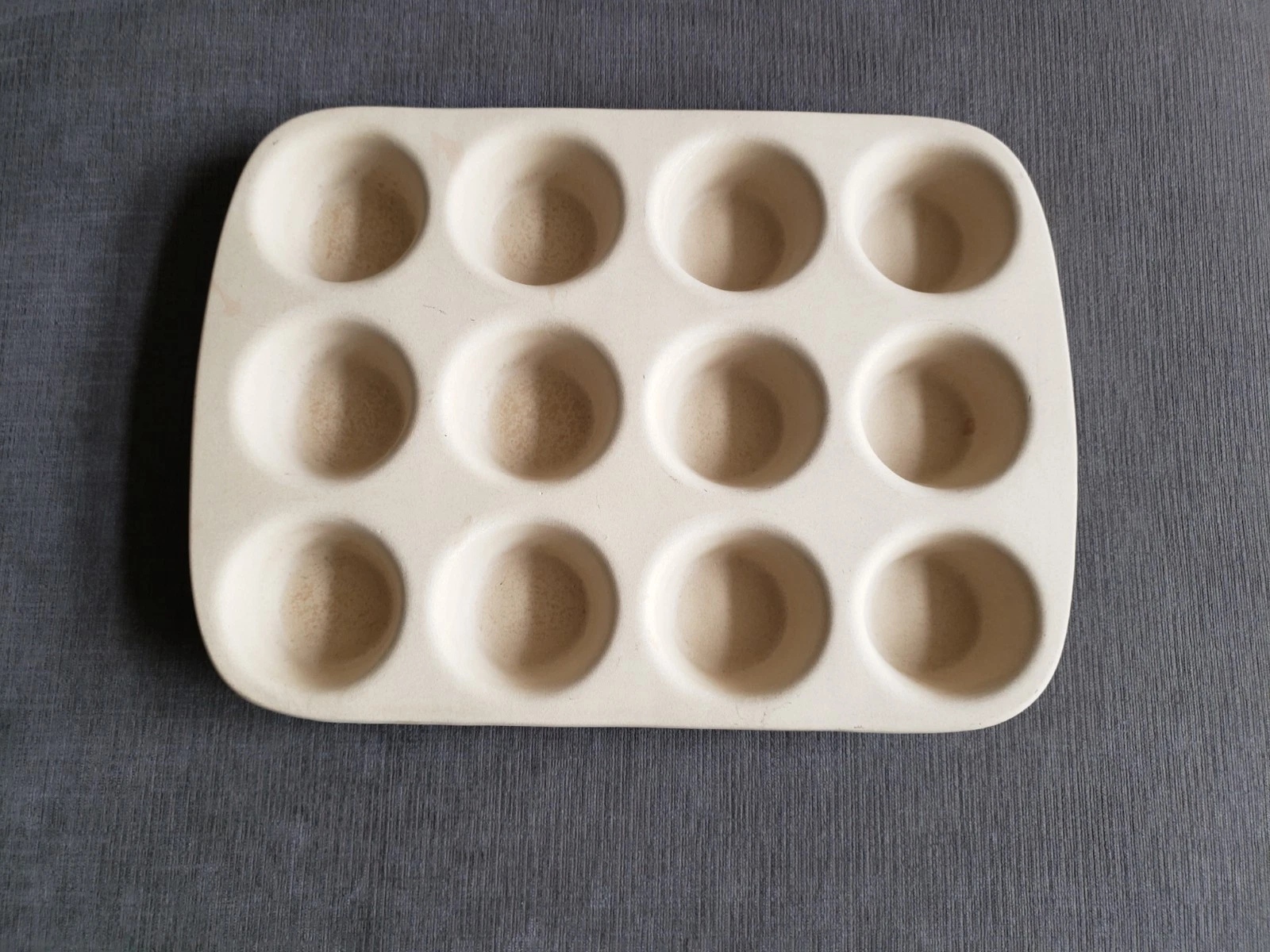 The Pampered Chef Family Heritage Stoneware 12 Count Muffin Pan DISCONTINUED