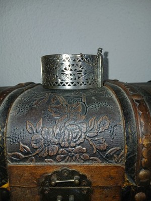 SEHR SELTENES ANTIKES BERBER MASSIV SILBER TRIBAL ARMBAND, KOLONIALZEIT, 84 GRAMM 