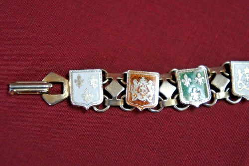 Vintage Flexible Enameled BRACELET - 9 shields or crests of France 7 1/4" - Picture 5 of 7