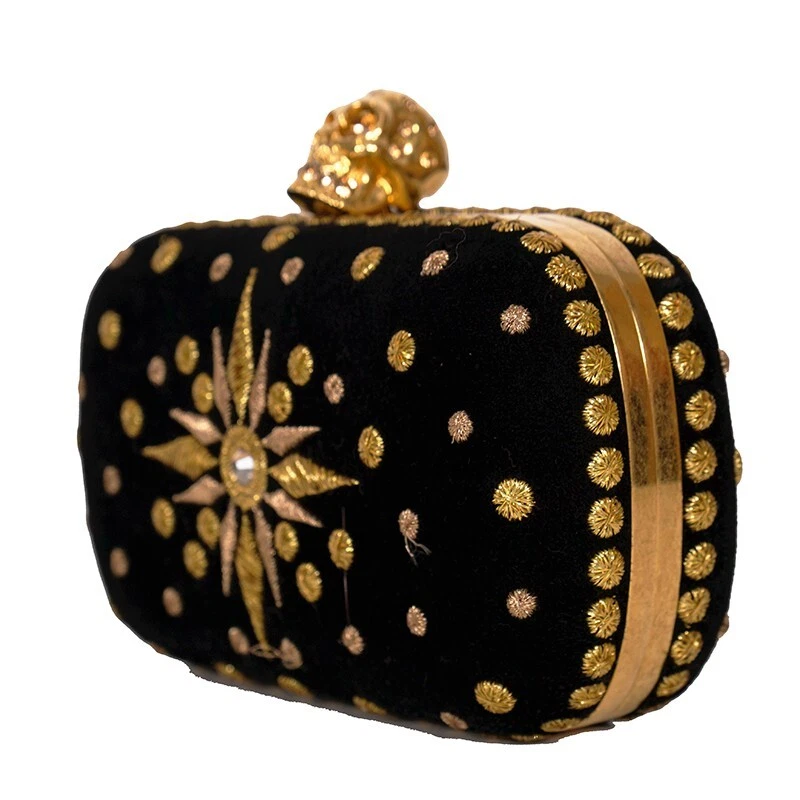 BOLSO CLUTCH VINTAGE 2013 ALEXANDER MCQUEEN NEGRO GAMUZA DORADO BORDADO CALAVERA USADO EN EXCELENTE ESTADO Foto 3 de 4