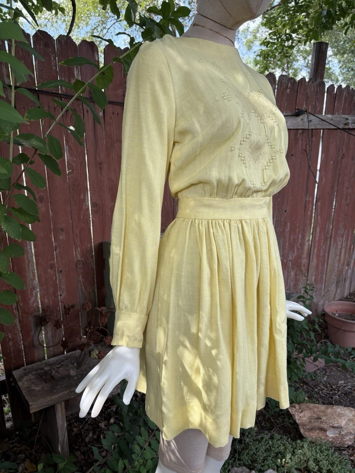 Vestido Vintage Años 60 Peekaboo Detalle Pecho Amarillo Pastel Ajuste y Acampanado Talla 2 Vestido Foto 4 de 4