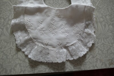 Vintage Puppe / Baby Lätzchen mit Blumenmuster