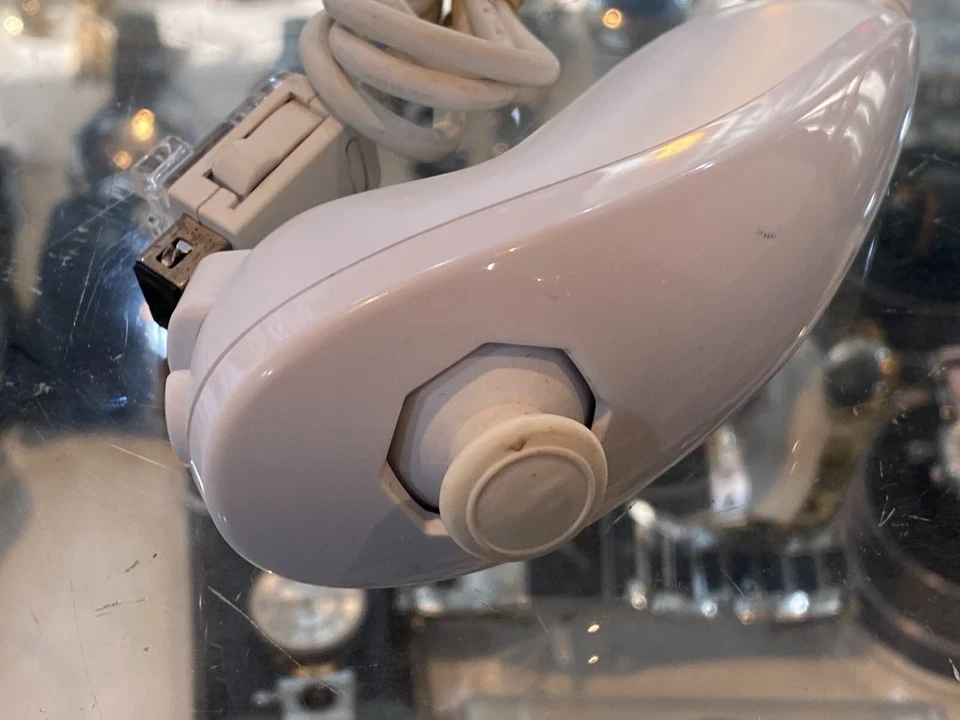 GENUINE NINTENDO WII NUNCHUCK IN WHITE (RVL-004) - Image 3 of 4
