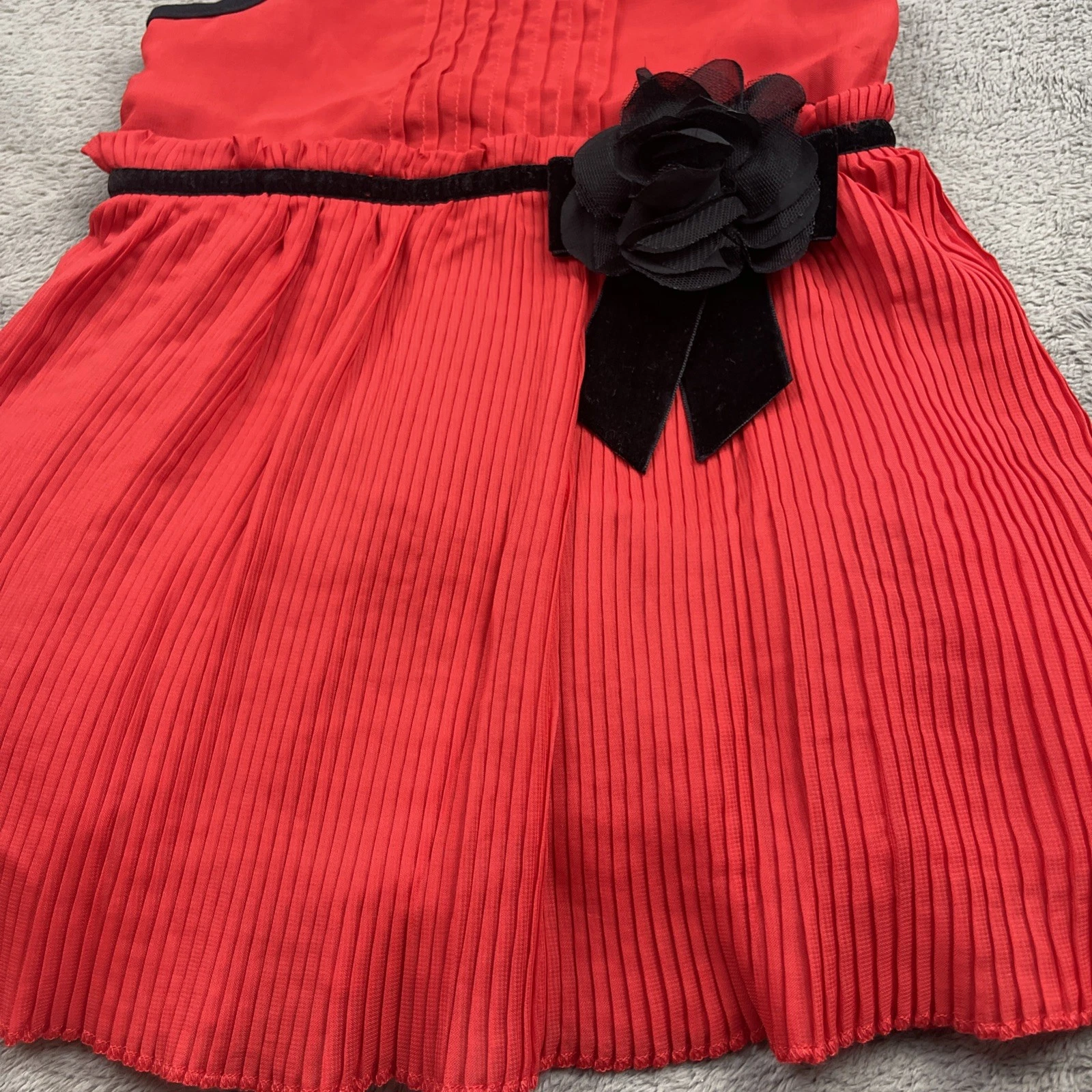 Abito plissettato rosso Kate Spade nuovo con accenti neri 2T 24 mesi bambino bambino