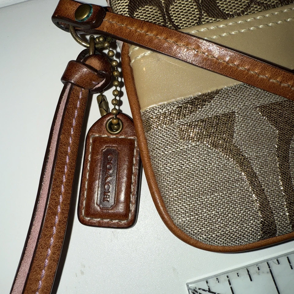 Coach Patchwork con ribete de cuero muñeca cartera correa etiqueta Coach 7”X4” *Ver nota* Foto 3 de 4