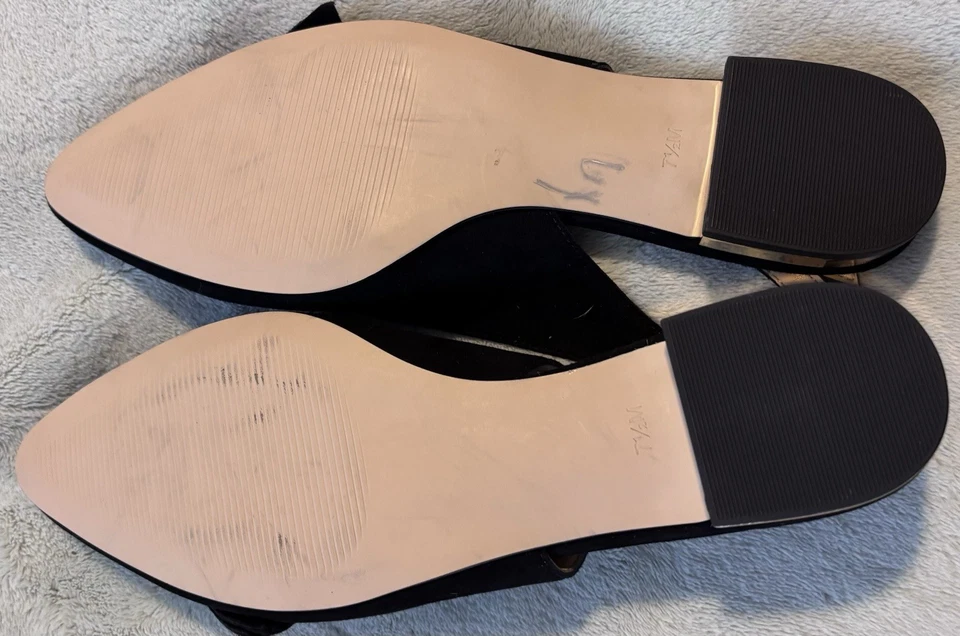 TALBOTS Clásico Negro Gamuza Cordones Oro Acento Tacones Arco Acentos Talla 7.5 Foto 2 de 4