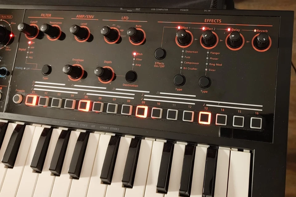 Roland JD-Xi Synthesizer-Workstation inkl. OVP und Mikro - Bild 4 von 4