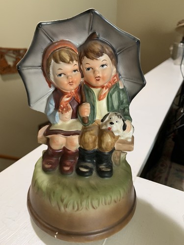 VINTAGe Porcelain Musical Figurine Japan Boy Girl Umbrella 6-1/2" High - Picture 5 of 11