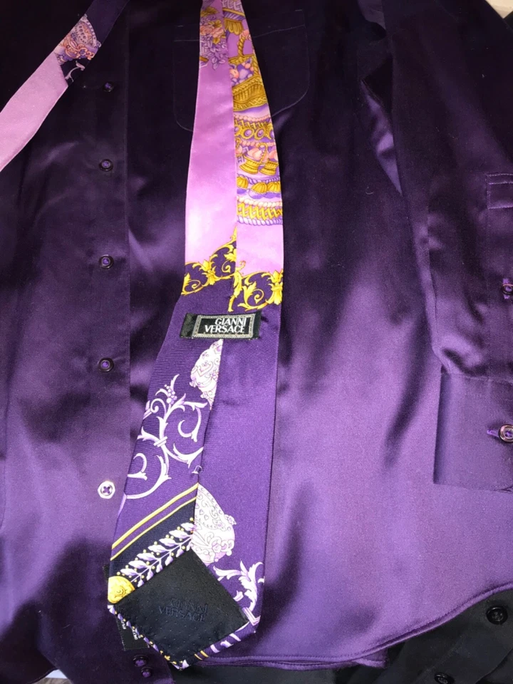 Corbata clásica atemporal elegante Versace vintage dorada/púrpura en excelente estado Foto 3 de 4