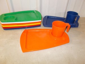 Lot of 8 Vintage Retro Fremware Picnic Plates  Trays & 2 CUPS