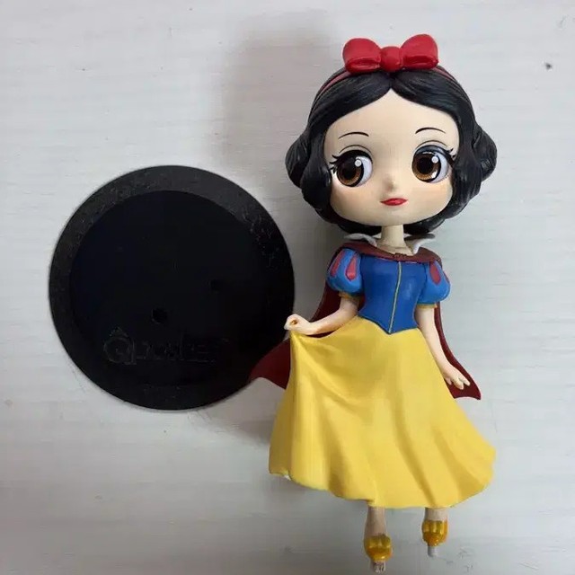 Qposket Snow White Figurine - Pre-Owned, Small Collectible