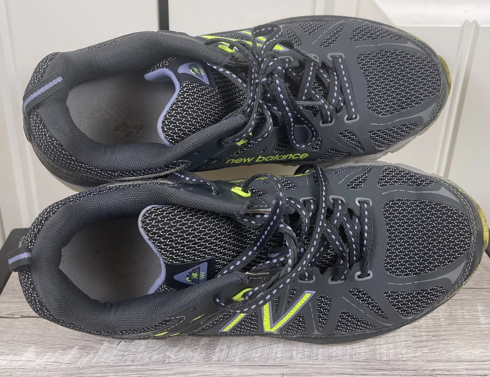 New Balance  610v4 Trail Women’s Sneaker Size 8.5 Grey Green - Image 4 of 4