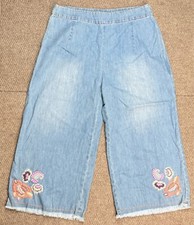 Skemo Women's Embroidered Denim Capri's Size Small