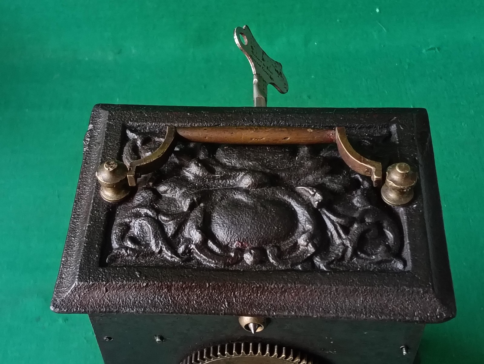 ANTIQUE WORKING HAND WINDING MECHANICAL CRANK ROASTER. CW22