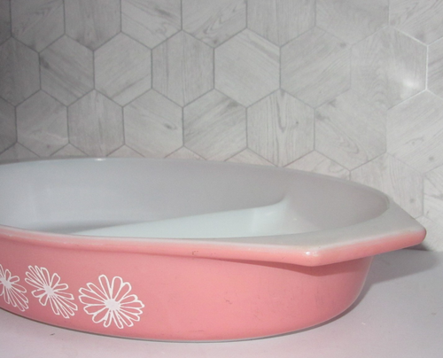 Plato Dividido Pyrex Vintage - Patrón Margarita Rosa - Marca Corona - 12.5" Ovalado - Imagen 9 de 11