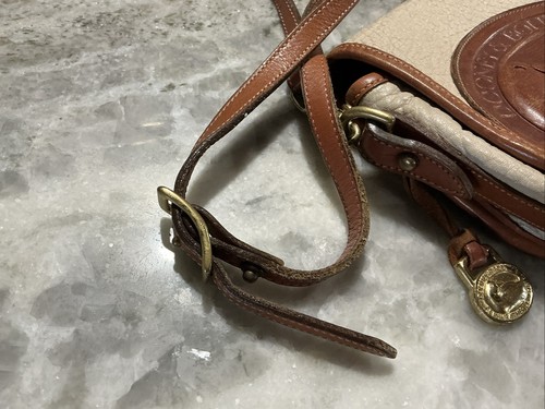 Bolso Bandolera Cartera De Colección Dooney & Bourke Big Duck Cuero Guijarro Blanco - Imagen 8 de 10