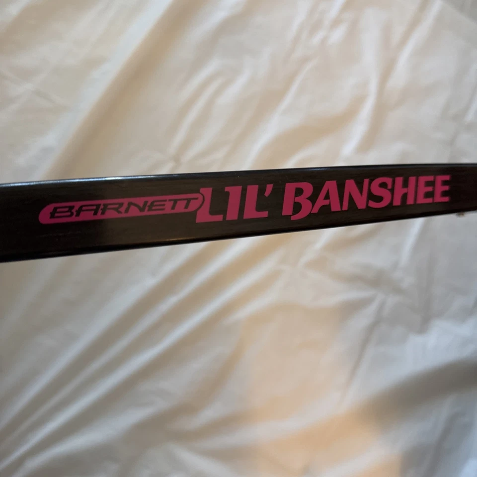 Arco compuesto juvenil Barnett Lil Banshee 34" negro y rosa Foto 2 de 4