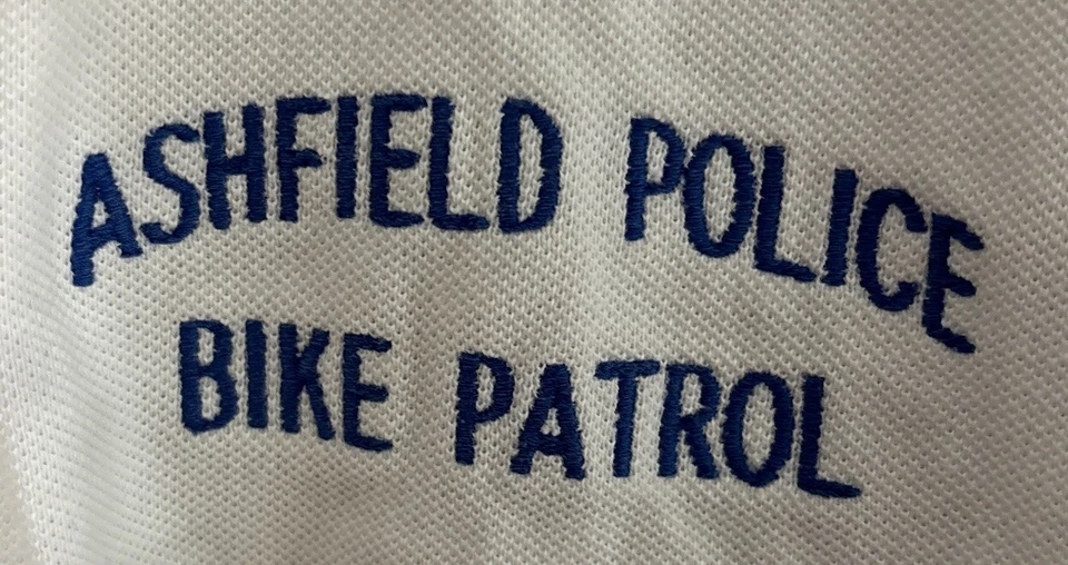 Camisa Polo Ashfield Police Massachusetts Bicycle Patrol Foto 2 de 4