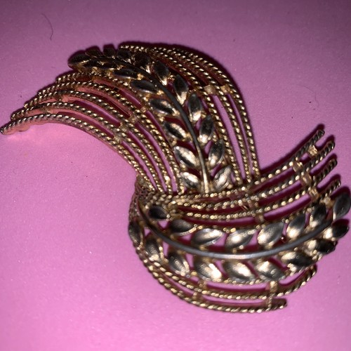 Lisner Brooch Signed quality Gold-Tone Estate Find