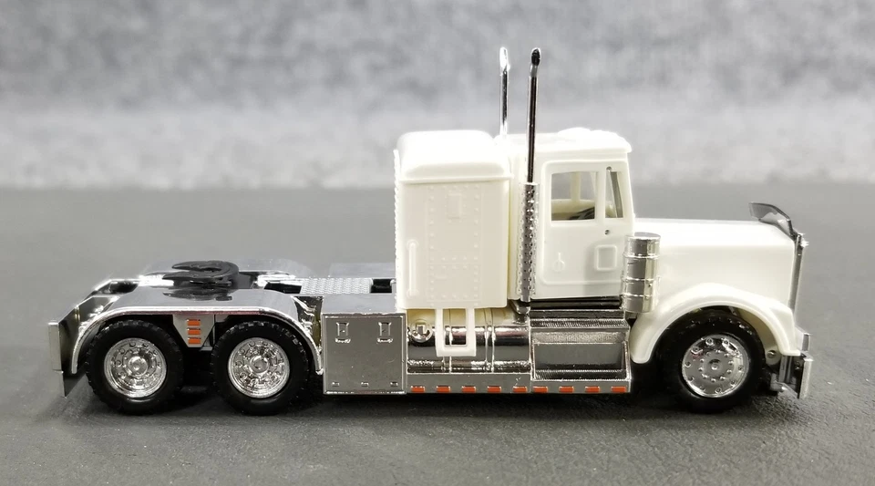 SEMI TRACTOR HERPA HO 1:87 KENWORTH convencional con cama hecho en alemania Foto 4 de 4