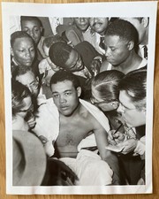 JOE LOUIS IN DRESSING ROOM AFTER KO OF TAMI MAURIELLO ORIGINAL PRESS PHOTO 1946!