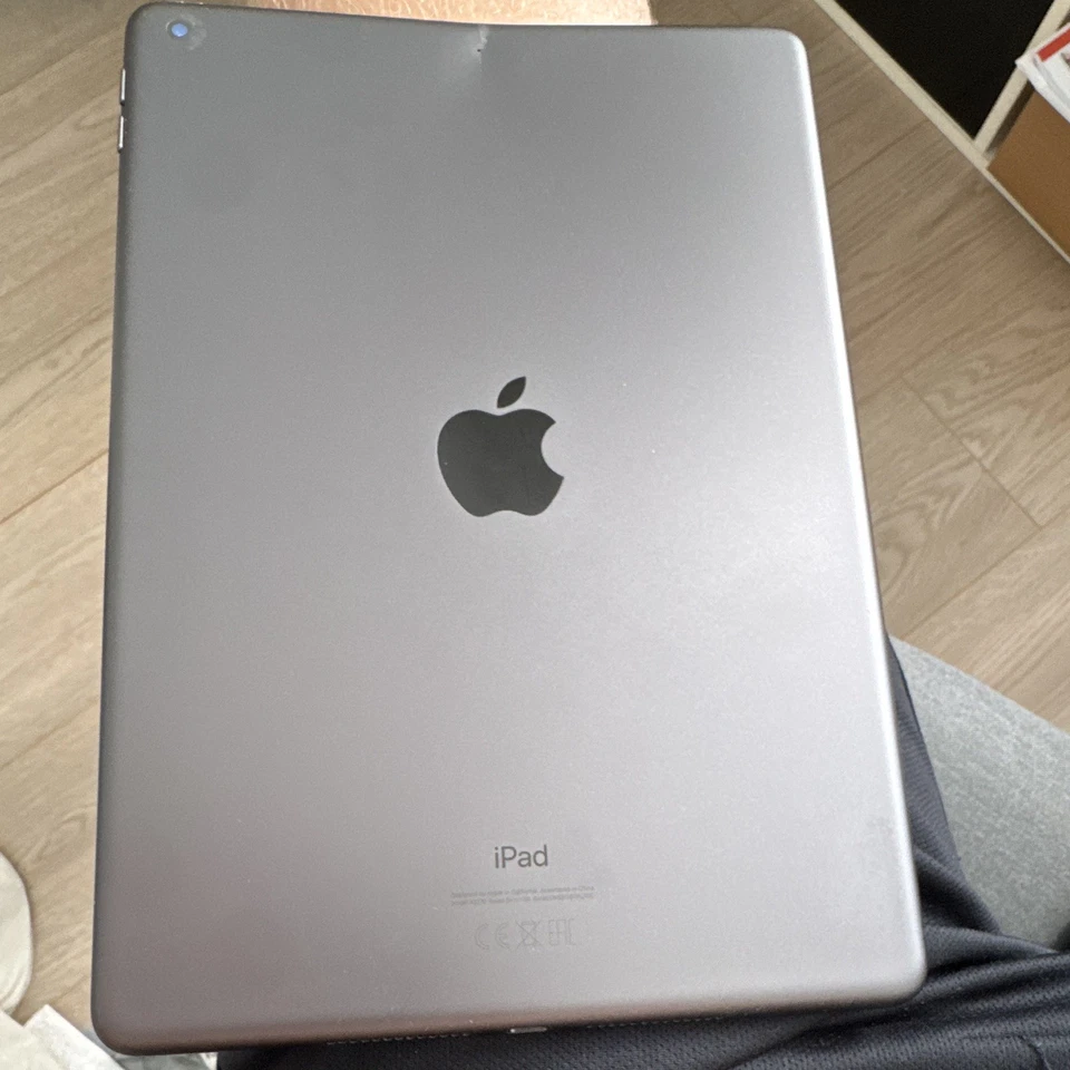 Apple iPad (8th generation) · 32GB · Wi-Fi, Foto 2 von 3