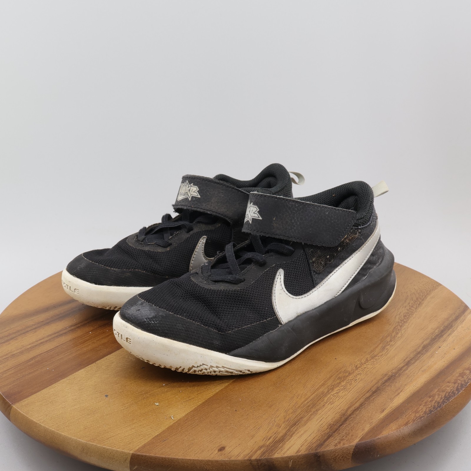 Nike Team Hustle Low Size 3Y Black/Metallic Silver-Volt CW6736 004
