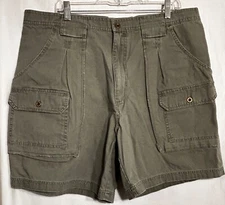 MENS SIZE 40 OLIVE GREEN CARGO SHORTS NO BRAND