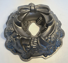 Nordic Ware Holiday Wreath Bundt Cake Pan USA...