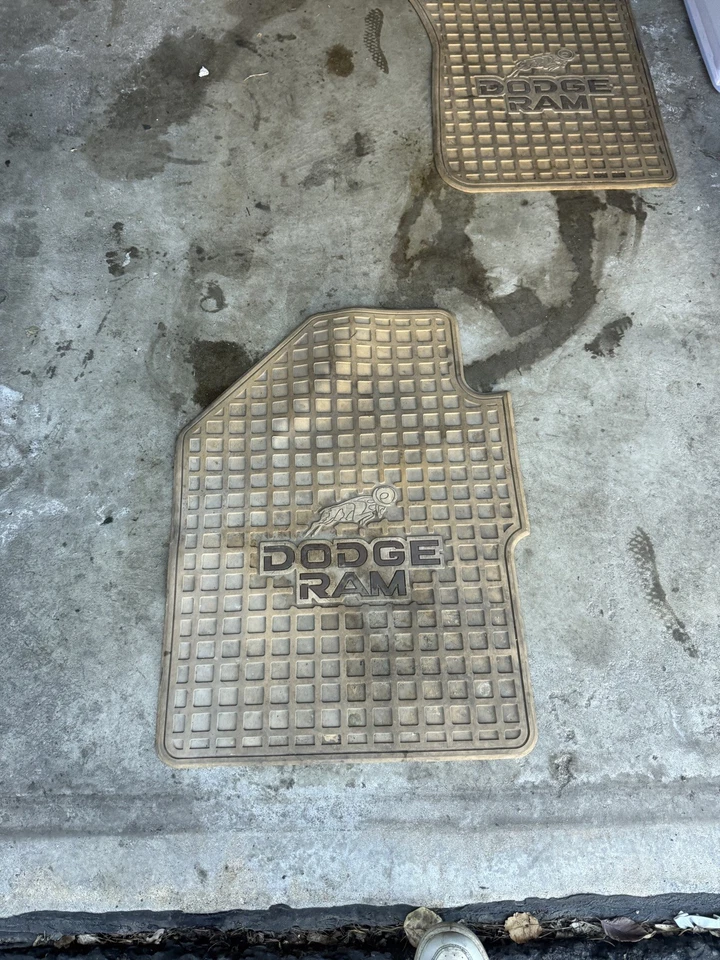 Dodge Cummins W250 W350 D250 D350 1989 primera generación tapetes color tostado OEM Foto 2 de 3