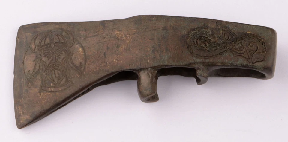 La fortuna favorece el audaz hacha cabeza vikinga mango de dragón bastón texto latino Auden Foto 3 de 4