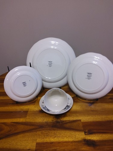 Wedgwood Of Etruria &Barlaston Williamsburg Potpourri, 5 Piece Place Settings - Picture 3 of 4