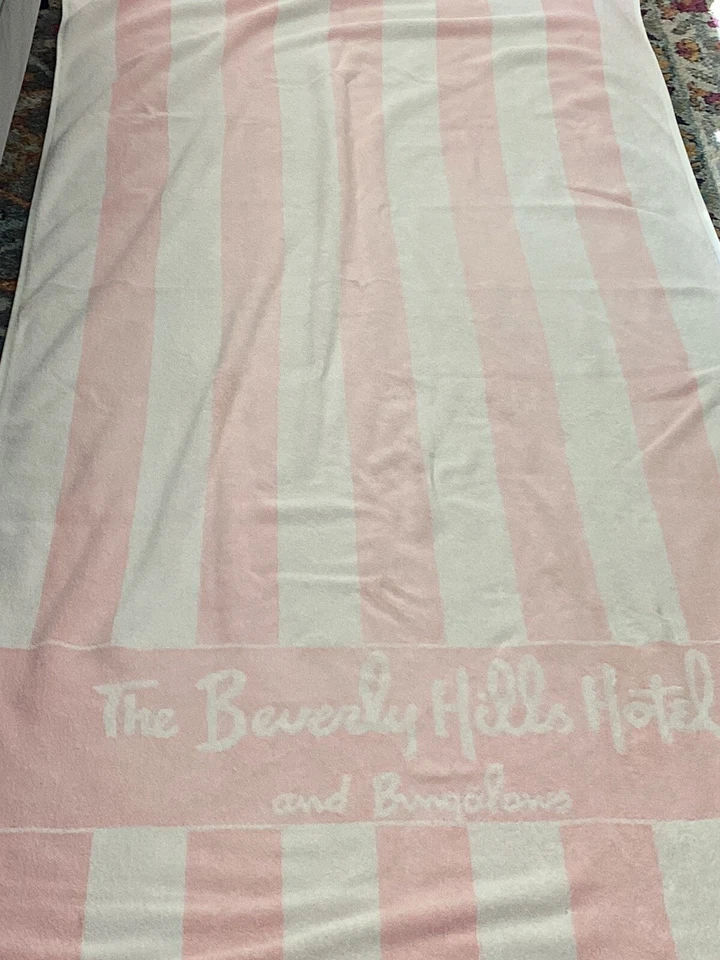 Toalla de piscina a rayas rosa y blanco de colección “The Beverly Hills Hotel & Bungalow” Foto 3 de 4