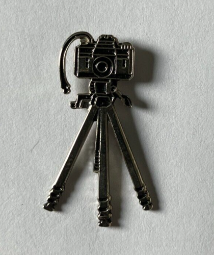 103 - Pin's APPAREIL PHOTO SUR TREPIED