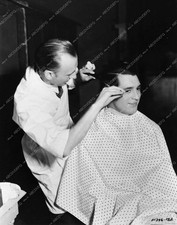 ) Excelente Candid Cary Grant en silla de maquillaje en Paramount Studios 711-25 - 0711