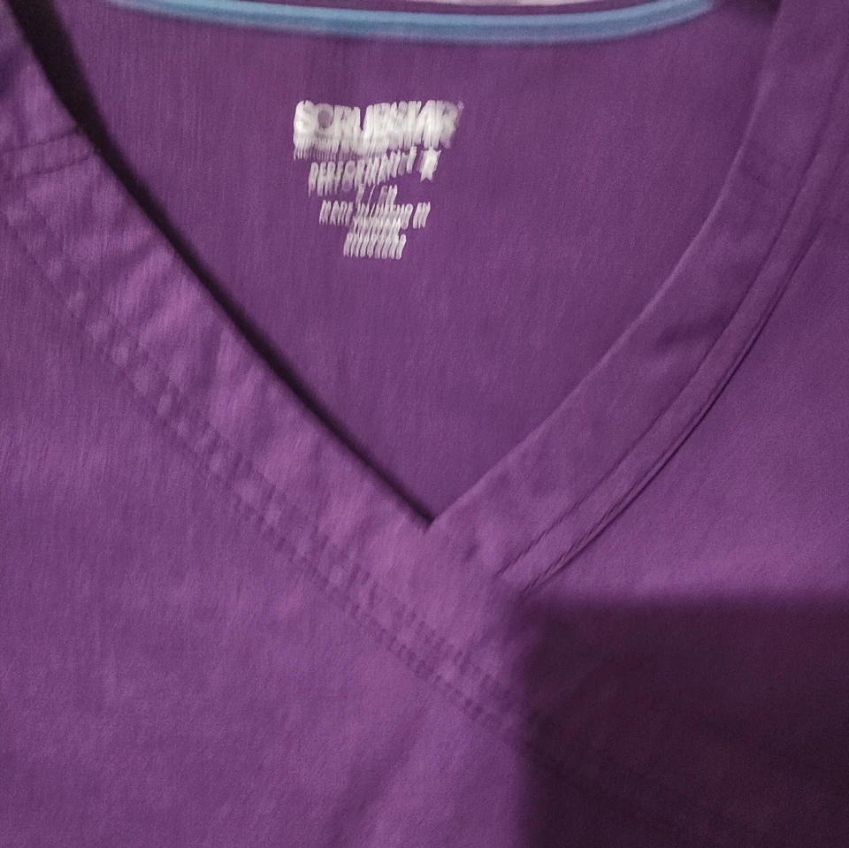 Blusa Médica ScrubStar Unisex Cuello en V en Berenjena Talla S Púrpura Foto 2 de 4