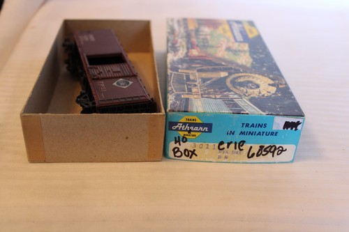 Athearn escala HO, coche de caja de 40', Erie, marrón, #60592 - 3011 construido, desgastado | Zustand: Used