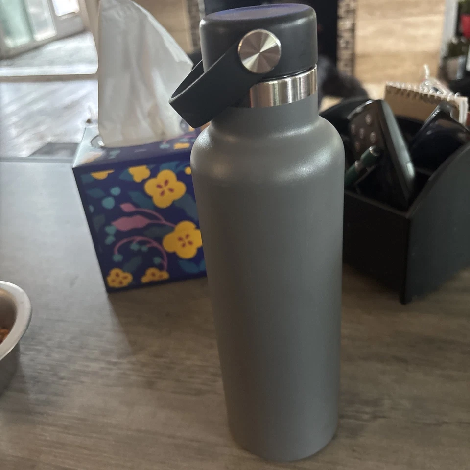Botella de agua Hydro Flask 24 oz tapa flexible protector de temperatura aislado acero inoxidable gris usado en excelente estado Foto 2 de 4