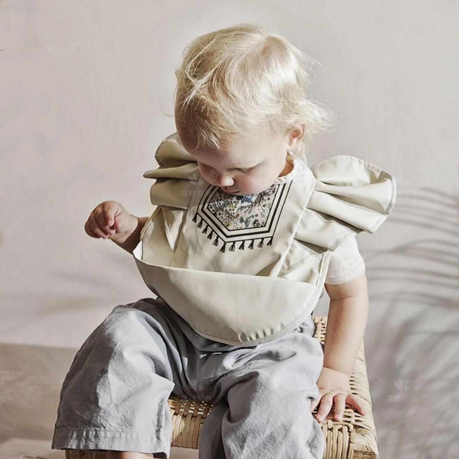 Ins Nordic Style Baby Bibs Waterproof Short Sleeve with Pocket Feeding Waterproo
Opens in a new wind