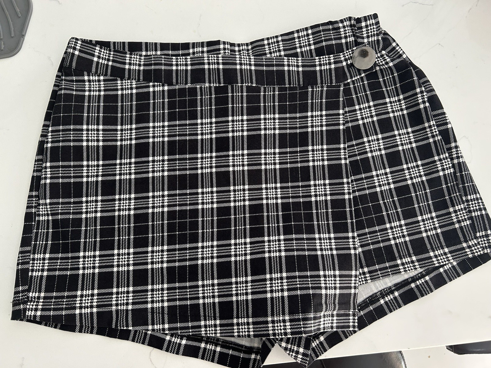 Women's Black & White Plaid Chino Shorts XL Flat Front Button Closure Stretch