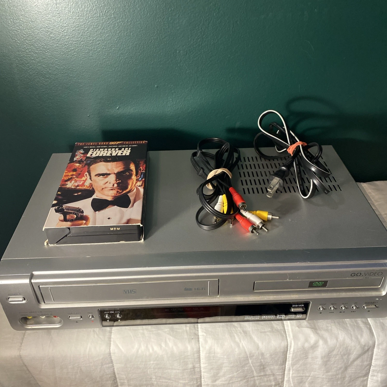 GO VIDEO DV2150 VCR DVD Recorder Combo VHS player + Bond VHS AV Cords No remote