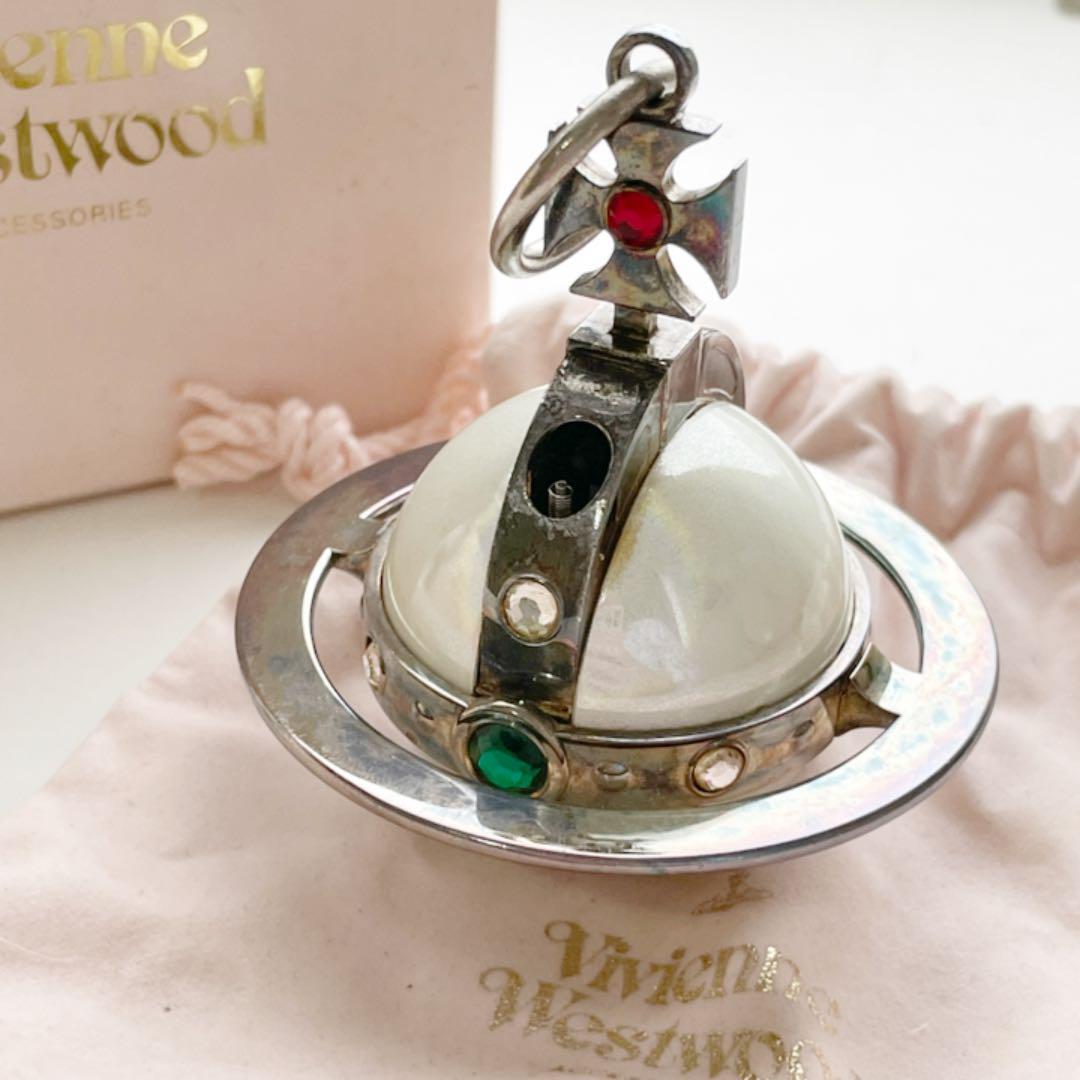 Vivienne Westwood Pearl White Orb Lighter Limited to 400 Vivienne Westwood Pearl White Orb Lighter Limited to 400