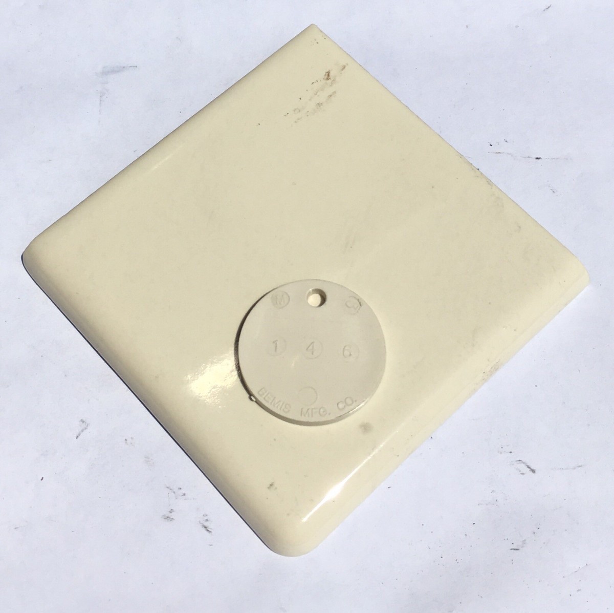 4x4 Vintage Corner Bullnose Tile in Almond -1 Piece- Surplus