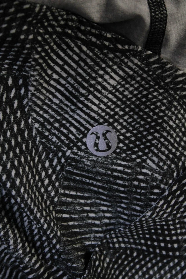 Pantalones cortos deportivos Lululemon para mujer estampados tiro medio negros blancos talla 4 Foto 4 de 4