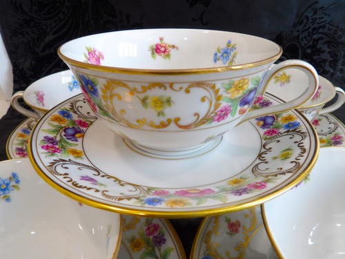 Beautiful Set of 5-Vintage Bavaria Germany Empress Style Cups and Saucers - Picture 4 of 5