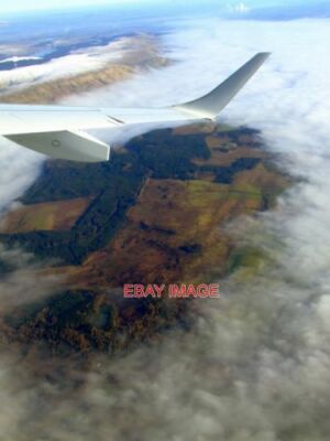 FOTO CRAIGEND MUIR AUS DER LUFT EIN LOCH IN DER NEBELDECKE, DAS DIE MEISTEN BEDECKTE